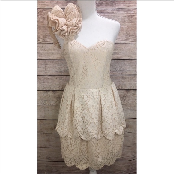 H&M Lace Dress with Shoulder Ruffle - Picture 3 of 8